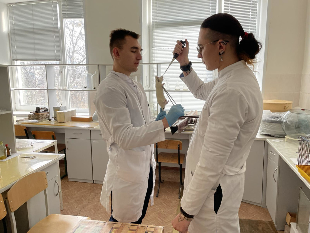 У науковій лабораторії