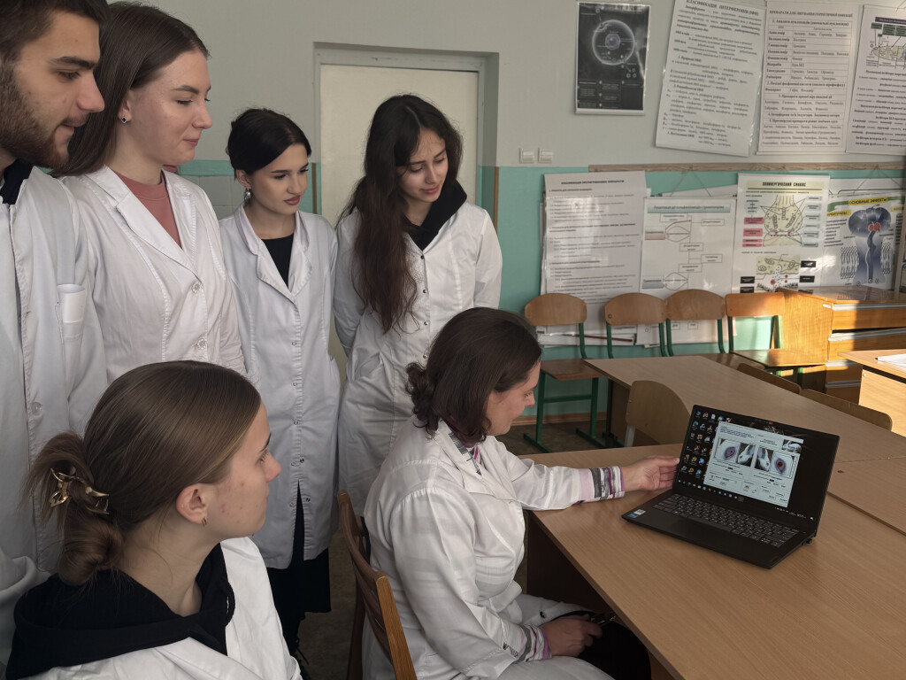 Дослідження впливу ліків на око кролика