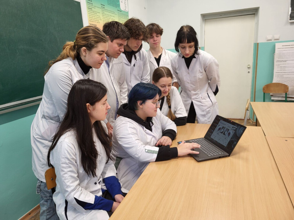 Дослідження впливу ліків на око кролика