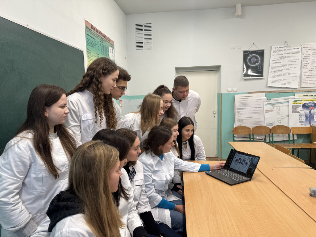 Дослідження впливу ліків на око кролика