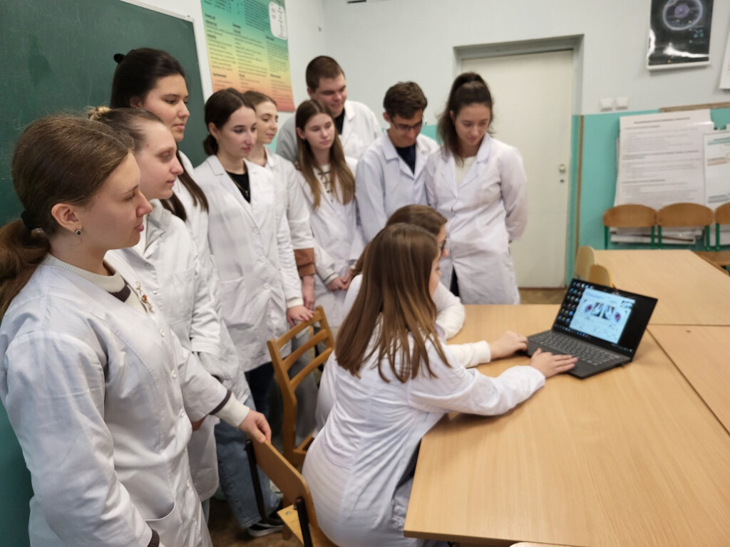 Дослідження впливу ліків на око кролика