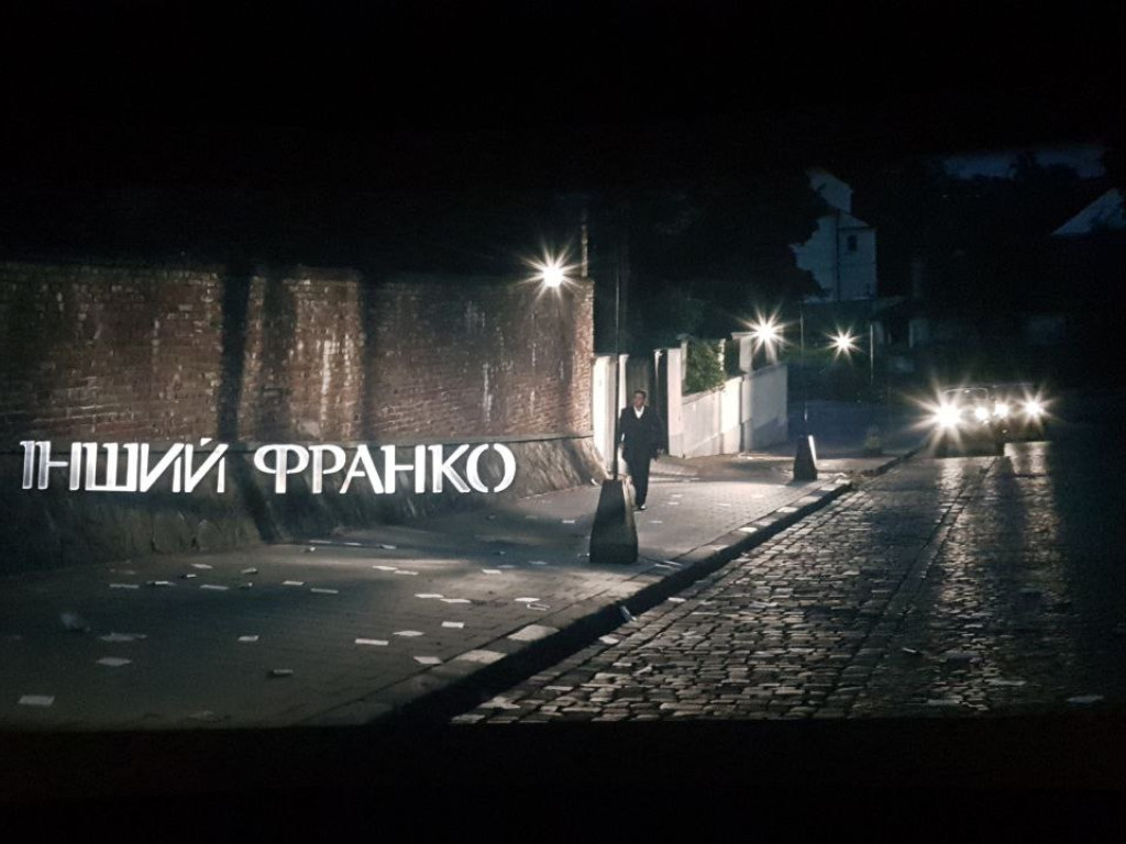 У кінотеатр разом з куратором